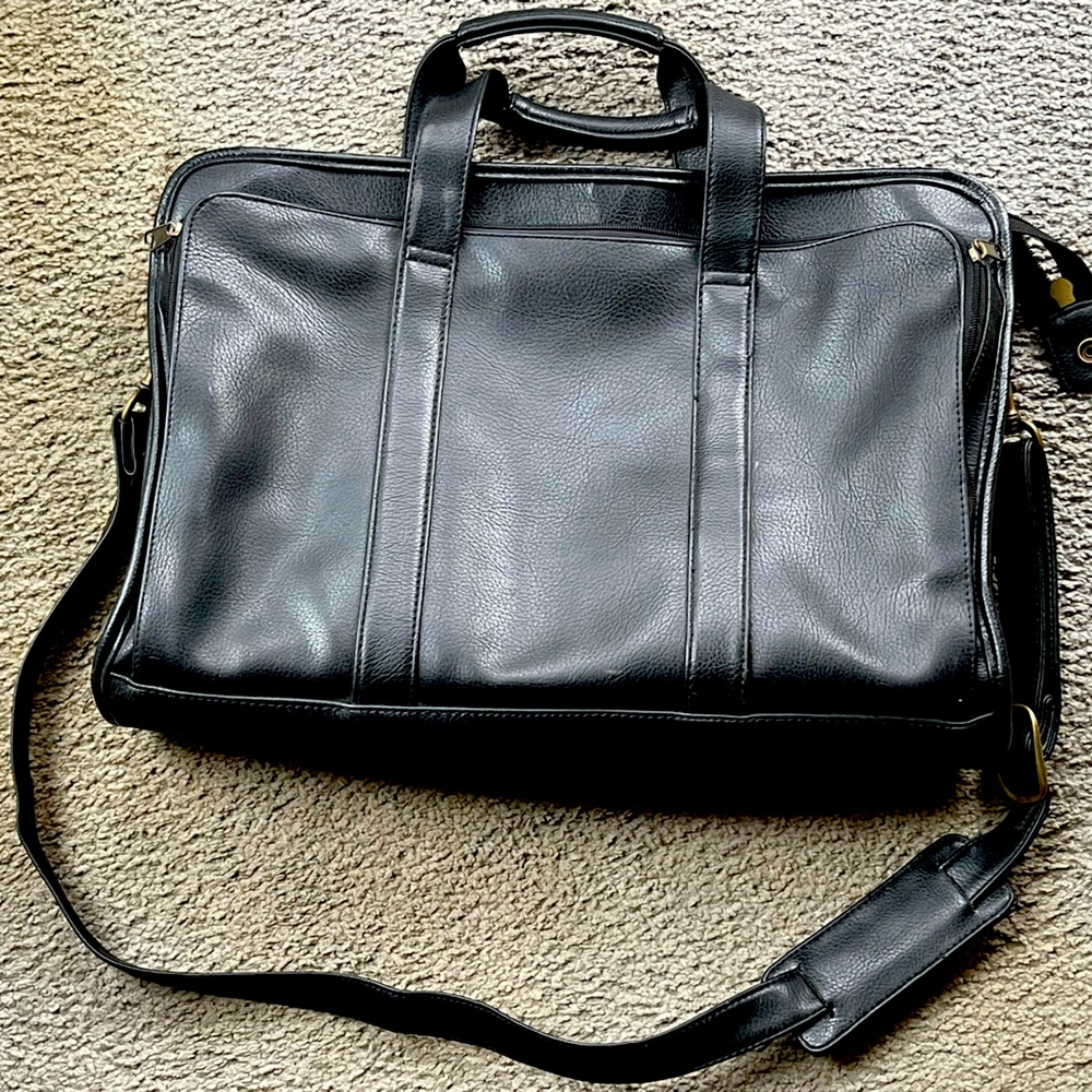 LAPTOP BRIEFCASE/ATTACHE/BOOKBAG! Hand or shoulder straps. Black Faux Leather.